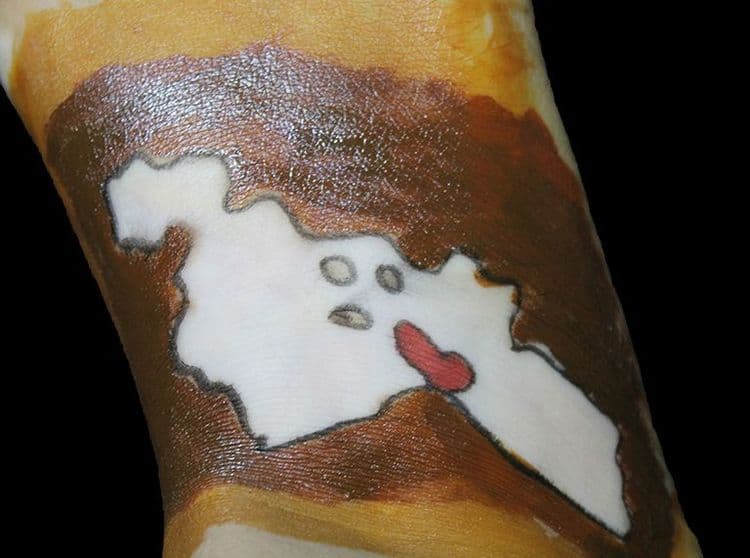 या मुलीने आपल्या शरीरावरील कोडाचा उपयोग केलाय स्किनआर्टसाठी..!!