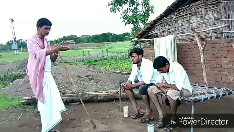 या आदिवासी तरुणांनी समस्या मांडायचा हा अफलातून मार्ग शोधलाय !!