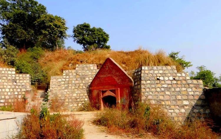 असे म्हणतात कि हेच ते भुयार जिथून पांडव जीव वाचून पळाले होते...बघा कुठे आहे हे ठिकाण !!