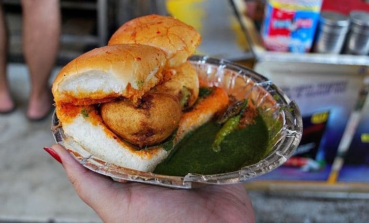 या ११ ठिकाणी मिळतो मुंबईतील बेस्ट वडापाव !!