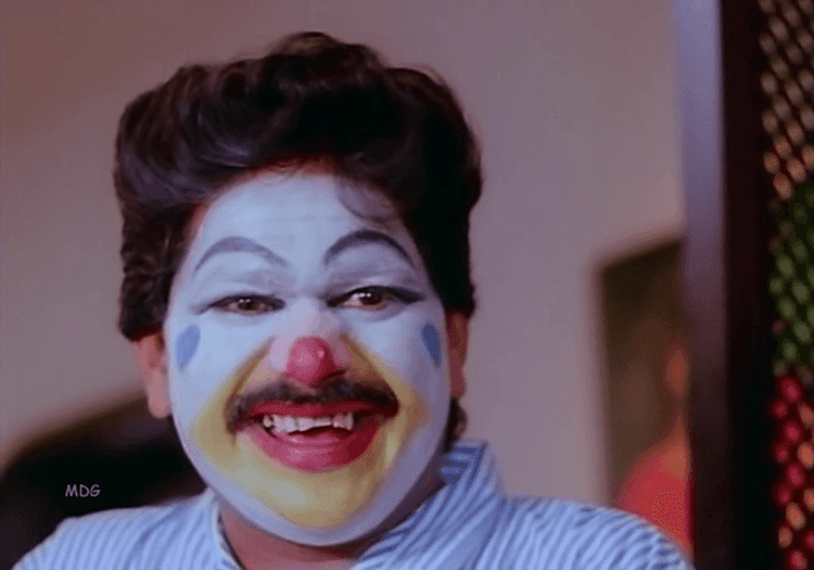 ९. लक्ष्मीकांत बेर्डे हे हिंदी आणि मराठीत गाजत होते पण त्यांची अभिनयक्षमता दिसेल असं काम त्यांना फारसं कधी मिळालंच नाही. ‘एक होता विदुषक’ सारखा गंभीर भूमिका असलेला रोल त्यांना मिळाला पण तो तिकीट बारीवर सडकून आपटला. त्यानंतर त्यांना गंभीर रोल फारसे मिळाले 