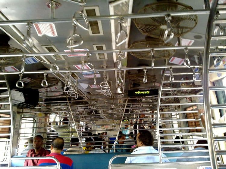 लोकल ट्रेनने प्रवास करताना काही सेकंदासाठी फॅन आणि लाईट बंद पडतात. जाणून घ्या त्यामागचे कारण...