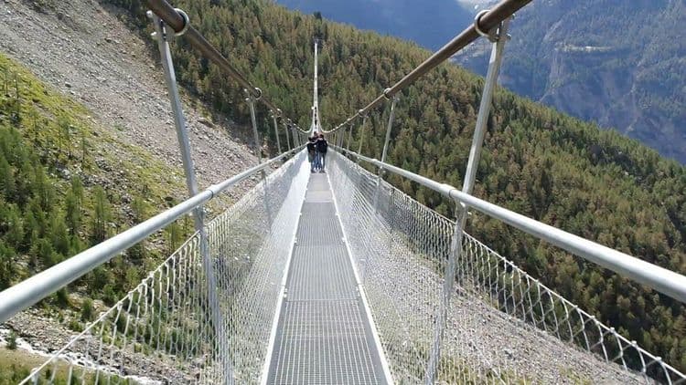 भल्या भल्यांची हवा टाईट करणारा जगातला सगळ्यात लांब झुलता पूल आहे तरी कुठे ???