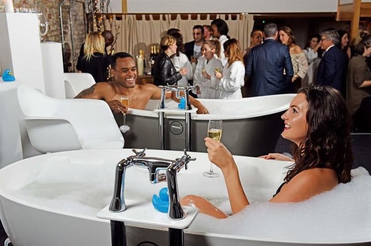 चिरतरुण राहायचं तर या गोष्टीने अंघोळ करा...पण खरंच कुणाला परवडेल हे ?