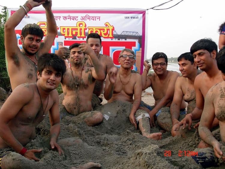 पाण्याच्या आंदोलनात त्यांनी चक्क वाळूने आंघोळ केली?