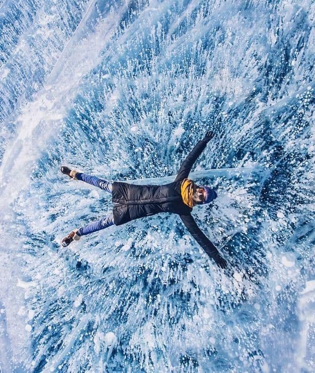 ६. पर्यटकांनी तिथल्या अनुभवाबद्दल सांगताना म्हटलंय की बर्फाला तडे जाण्याचा आवाज जणू वीज कडाडण्यासारखा किंवा बंदुकीतून गोळी झाडण्यसारखा असतो. 