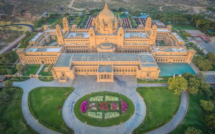 या १० आलिशान राजवाड्यात राहण्याची संधी तुम्हांला मिळू शकते राव !!