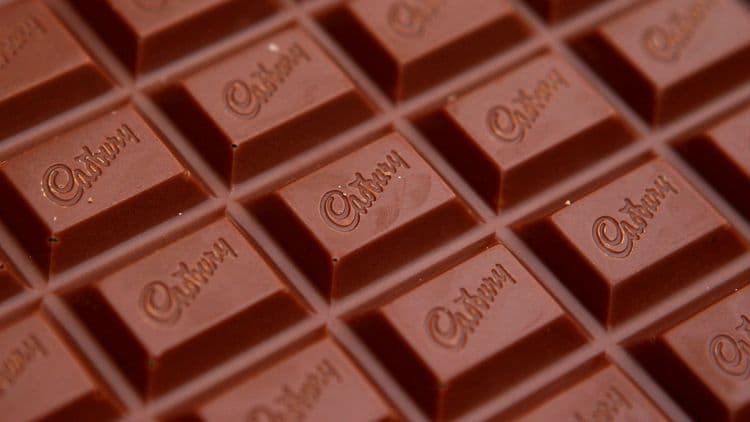 ११. चॉकलेट आणि तळलेल्या पदार्थांनी चेहऱ्यावर मुरूम उठतात.