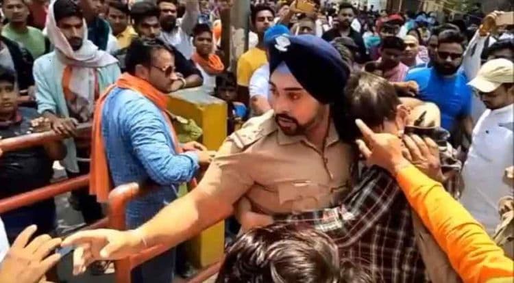 या शीख ऑफीसरने प्राणांची पर्वा न करता जे केलं त्यामुळे तुमचा माणुसकीवरचा विश्वास नक्कीच वाढेल!