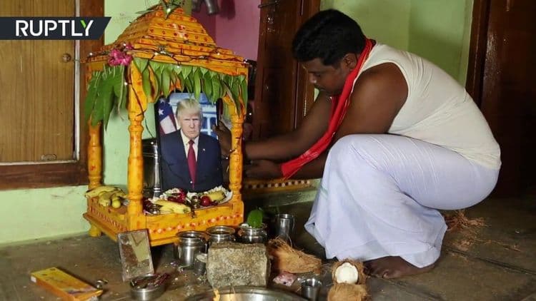 हा भारतातला माणूस ट्रम्प तात्यांना देव्हाऱ्यात ठेऊन पूजा का करतोय ?