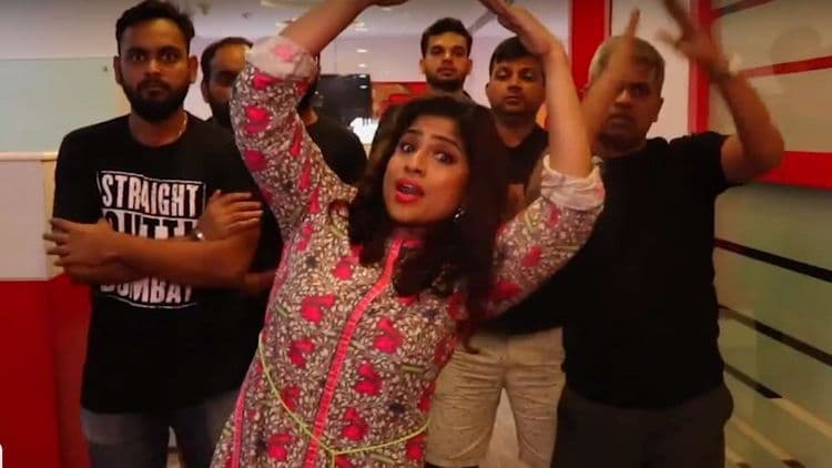 मुंबई अटकली, मलिष्काची सटकली - सोनू नंतर मलिष्का घेऊन आली आहे झिंगाट.....व्हिडीओ पाहिलात का ??