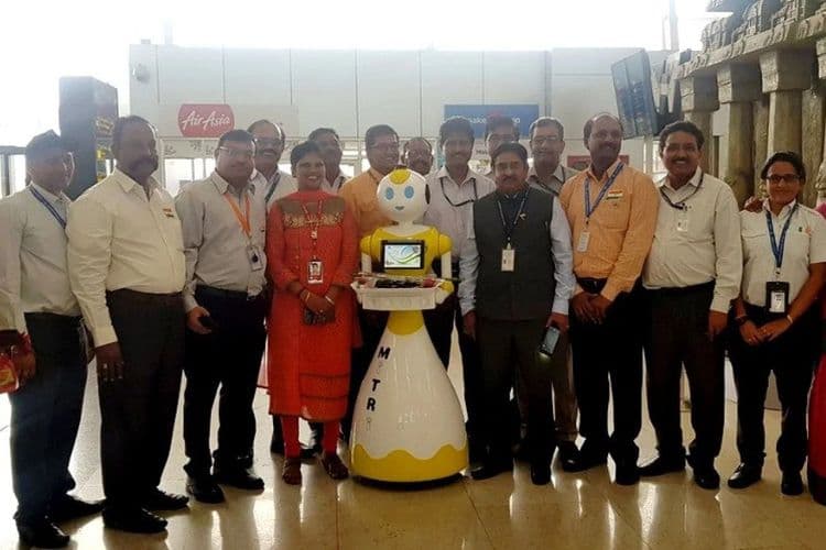 चेन्नईच्या विमानतळावर स्वागताला कोण उभं आहे पाह्यलं का मंडळी ?
