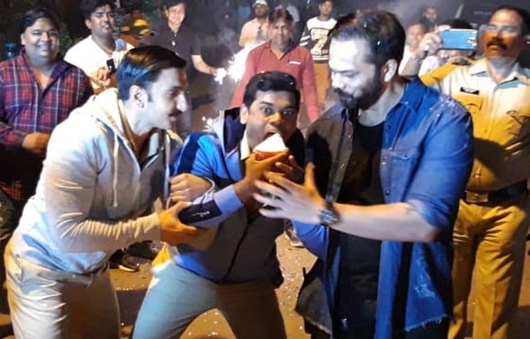 व्हिडीओ ऑफ दि डे : रणवीर सिंगने साजरा केला मराठमोळ्या 'सिद्धार्थ जाधव'चा वाढदिवस....व्हिडीओ पाहून घ्या राव !!