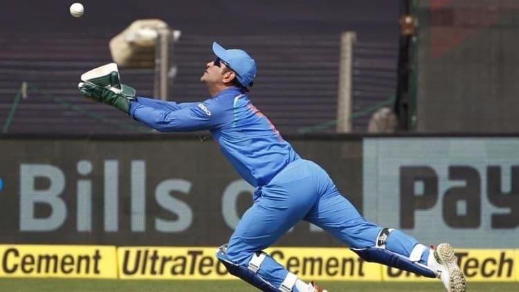 व्हिडीओ ऑफ दि डे : धोनीने घेतलेली कॅच बघून तोंडात बोटे घालाल राव !!