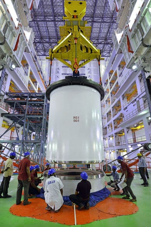 PSLV C-34 ची बांधणी होत असताना