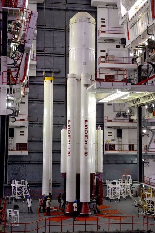 वाहन बांधणी विभागात PSLV C-34ला मोटर्स जोडण्यात येत असताना