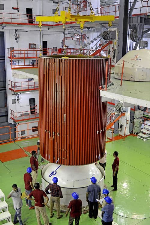 PSLV C-34 च्या दुसर्‍या टप्प्याची बांधणी होत असताना