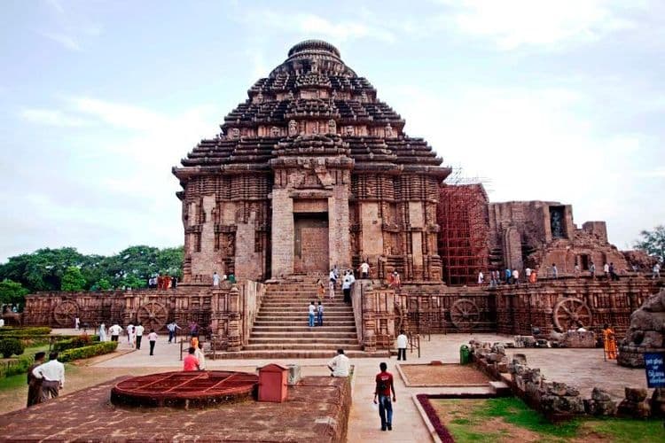 २. कोणार्क सूर्यमंदिर – ओडीसा