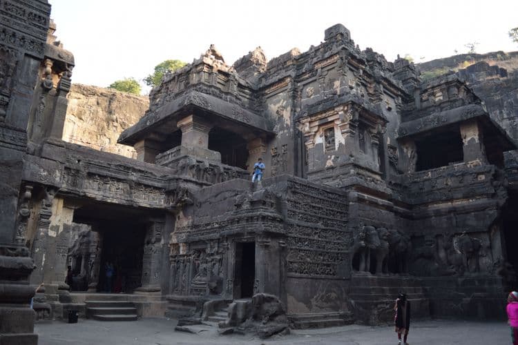 ८. अजिंठा-वेरूळ गुहा - महाराष्ट्र