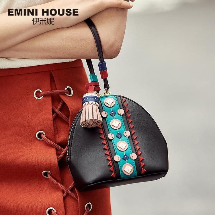 १. छोट्या बॅग्स