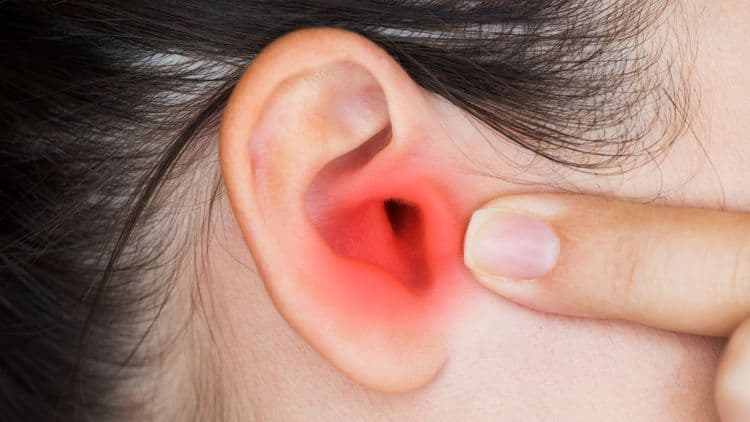 या मुलीला पुरुषांचा आवाज ऐकू येत नाही ? काय आहे या मागचं तथ्य ??