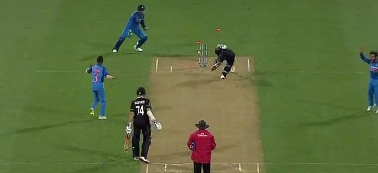 व्हिडीओ ऑफ दि डे : धोनीने बॅट्समनला येड्यात काढलं....व्हिडीओ बघून धोनीला सलाम कराल !!