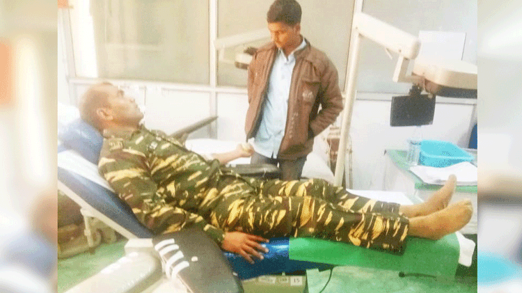 भारतीय जवानाने घालून दिलं माणुसकीचं नवीन उदाहरण...वाचून तुम्ही त्याला सलाम कराल !!