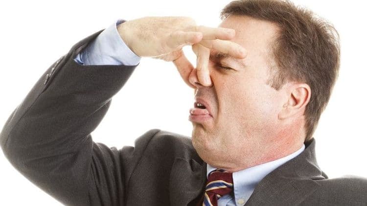 सहकाऱ्याच्या पादण्याच्या सवयीमुळे त्याने घेतली कोर्टात धाव....मागितली तब्बल एवढी मोठी भरपाई !!