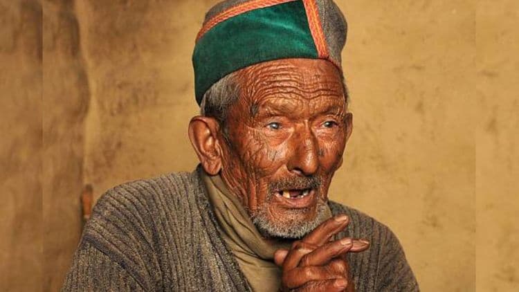 या माणसाने दिलं भारतात सगळ्यात पहिलं मत!! वाचा किस्सा पहिल्या मतदानाचा!