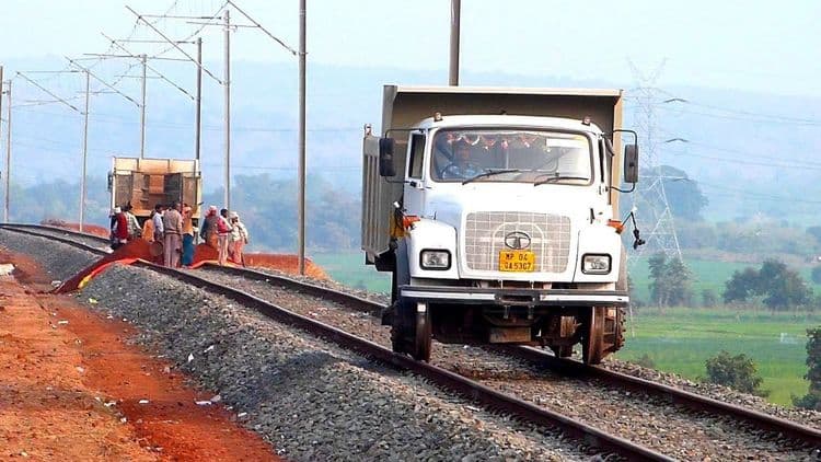 रेल्वे रुळावर धावतायत ट्रक ??...कारण वाचून रेल्वे कौतुक कराल !!!