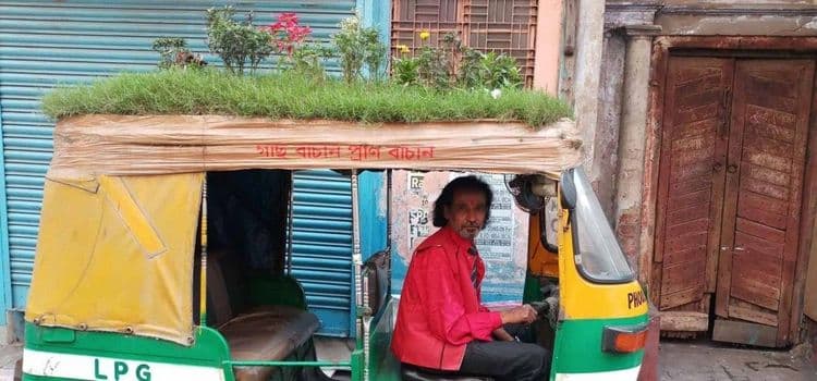 रिक्षावर चक्क बाग फुलवली आहे भाऊ....कारण वाचून तुम्ही पण कौतुक कराल !!