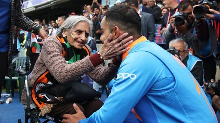 रोहित आणि विराट या आजीबाईंचा आशीर्वाद घ्यायला का गेले होते ?? कोण आहेत या आजीबाई ??