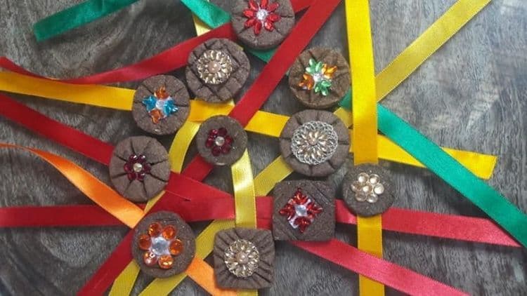 बाजारात आली आहे चक्क शेणाची राखी.....बहिणींनो विकत घेणार का ?