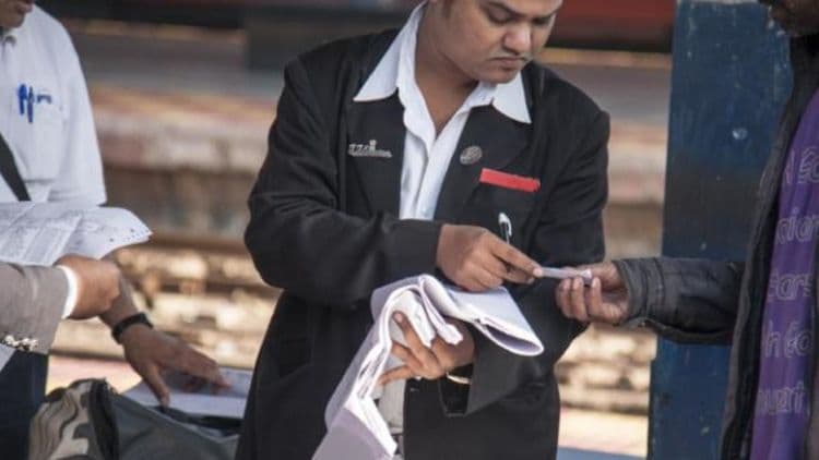 रेल्वेचा तिकीट चेक करण्याचा नियम तुम्हांला माहित हवाच. हा तुमचा हक्क आहे..