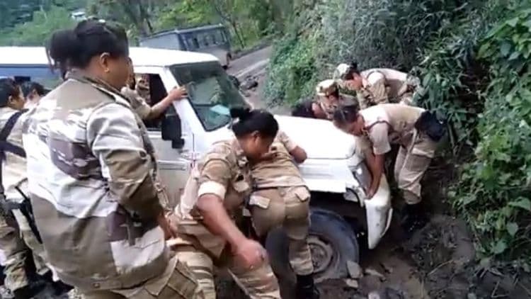 व्हिडीओ ऑफ दि डे : नागा बटालियनच्या महिला जवानांचा हा दमदार व्हिडीओ बघायलाच हवा !!