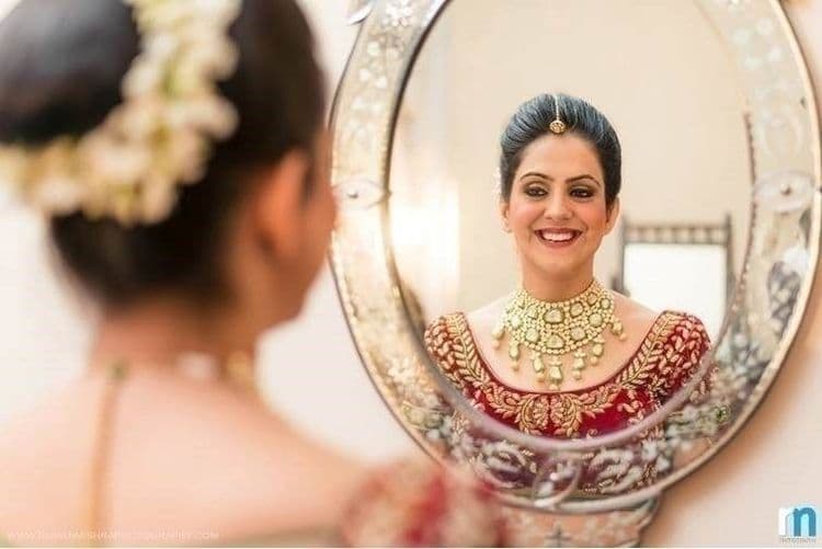 फोटोपेक्षा आपण आरशात का छान दिसतो?? हे आहे ते कारण!!