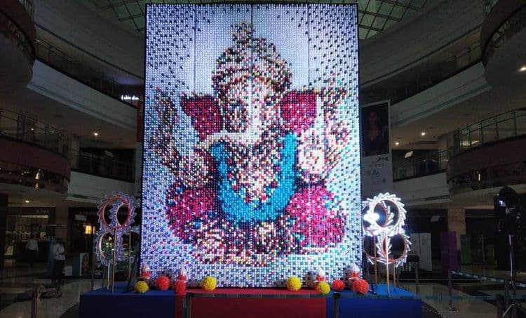 गणेशोत्सव स्पेशल : १०,००० प्लास्टिकच्या बाटल्यांमधून साकारलेला बाप्पा....