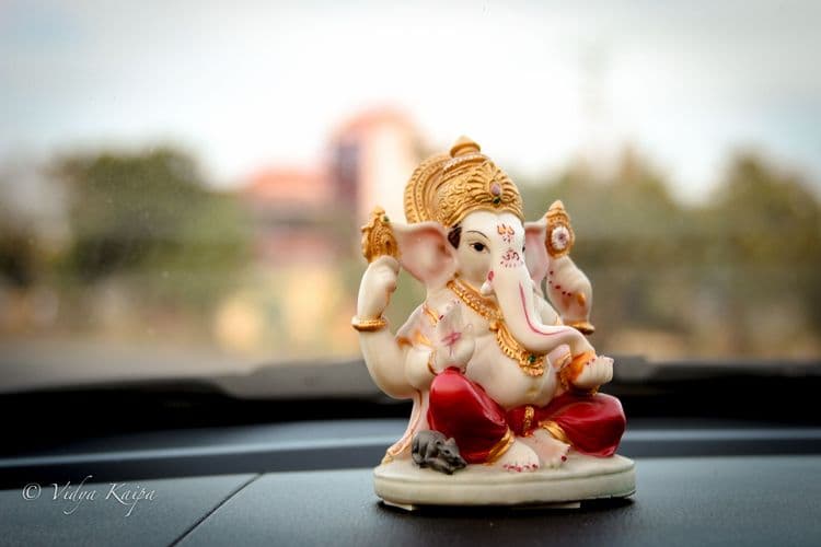 भगवान रामपुरे सांगत आहेत कारच्या डेकवर विराजमान झालेल्या बाप्पाची जन्मकहाणी !!
