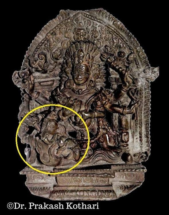 १०. षटभूज महाकालाच्या पायाशी गणपती