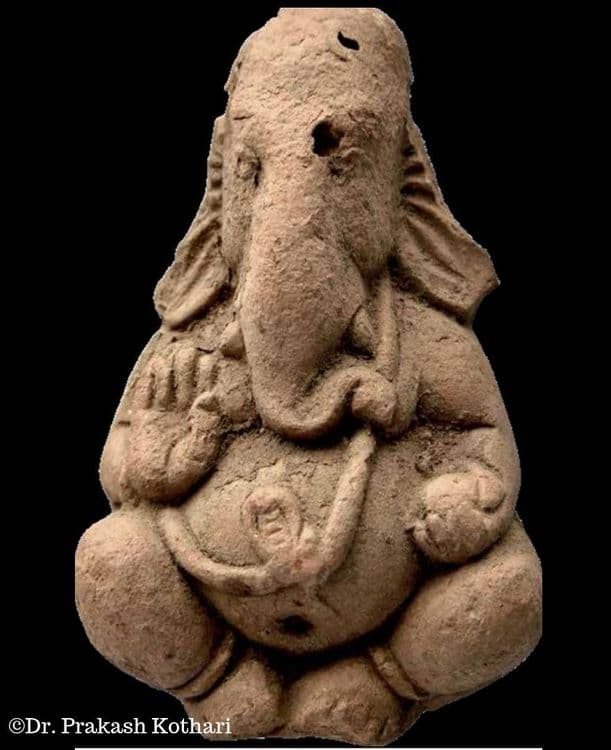 १. २००० वर्षांपूर्वीची अतिप्राचीन टेराकोटा गणेशमूर्ती
