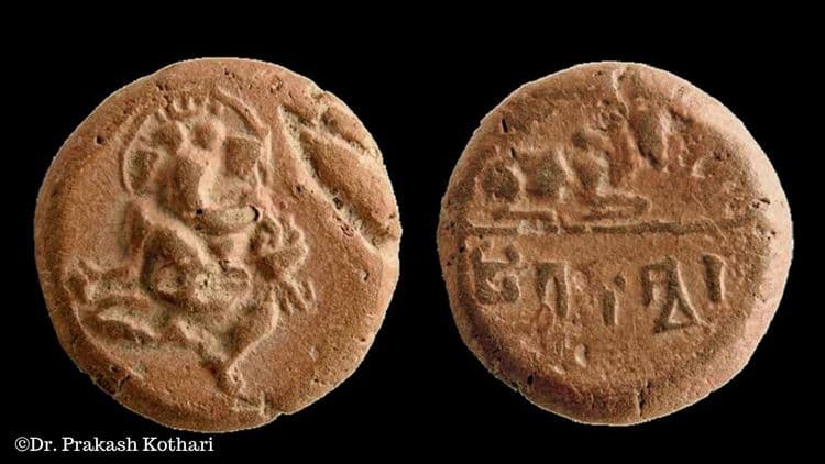 २. सव्यललितासनात बसलेल्या गणेशप्रतिमेची मोहोर