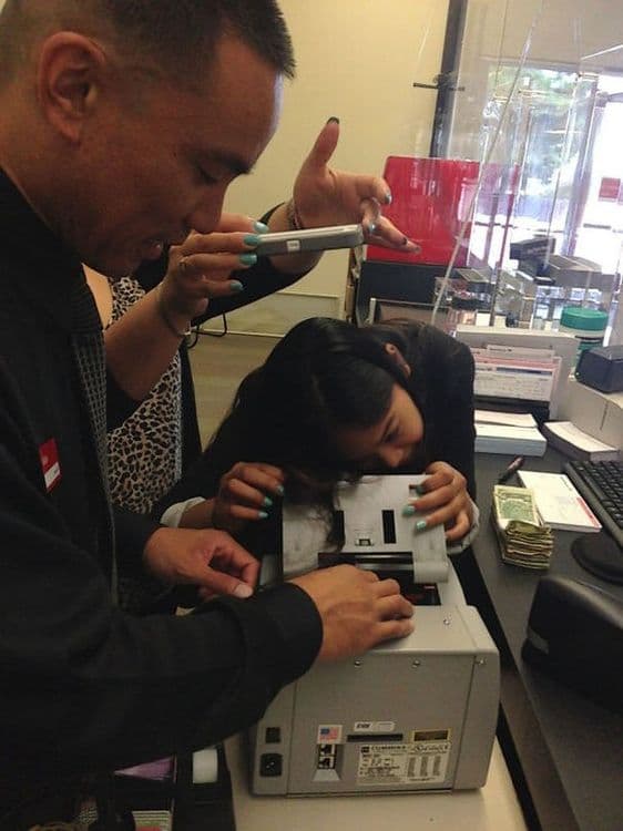 ८. पैसे मोजण्याच्या मशीनमध्ये केस कसे काय गेले असतील?