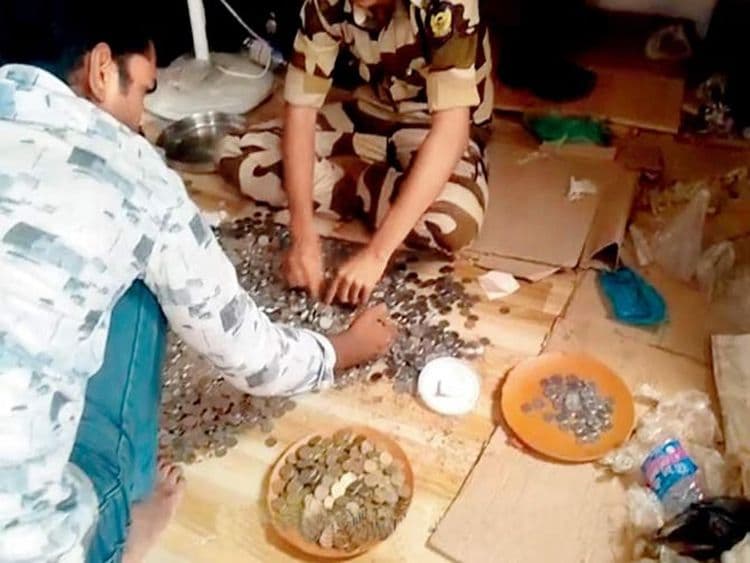 मुंबईच्या भिकाऱ्याकडे सापडलं घबाड....किती रक्कम आहे पाहा !!