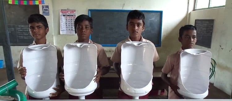 सरकारी शाळेतील मुलांनी टाकाऊ प्लास्टिकपासून युरिनल तयार केले...कौतुक तर केलंच पाहिजे राव !!