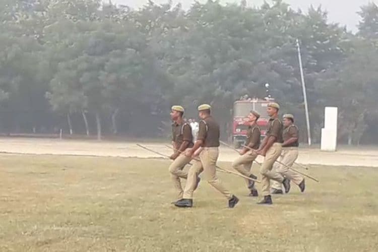 युपीचे पोलीस काठ्यांवर बसून कसला प्रयोग करतायत ? काय आहे ही भानगड ?