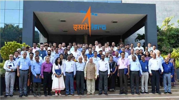 इस्रोमध्ये काम करणाऱ्या शास्त्रज्ञ/इंजिनियर्सना एवढा पगार मिळतो...