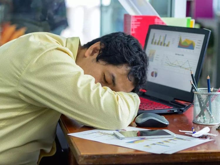 जेवल्यानंतर झोप का येते ? हे आहे त्यामागचं वैज्ञानिक कारण !!