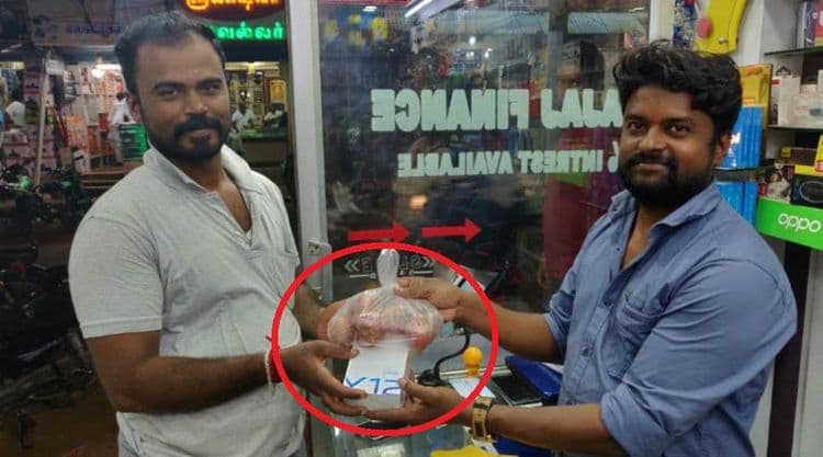 एका मोबाईल फोनवर एक किलो कांदे फ्री ? कुठे सुरु आहे ही स्कीम ?