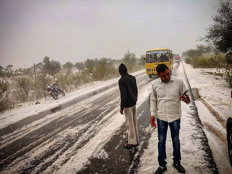 राजस्थानच्या वाळवंटात बर्फ पडतोय...हे फोटो आणि व्हिडीओ पाहिले का ?