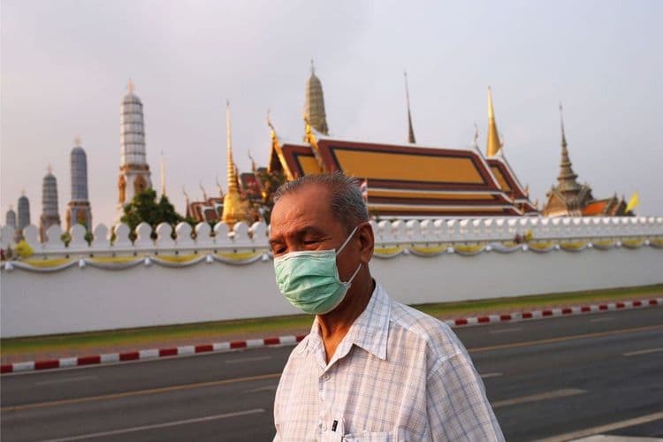 ७. वृद्ध माणसांना कोरोना व्हायरसचा सर्वाधिक धोका आहे.